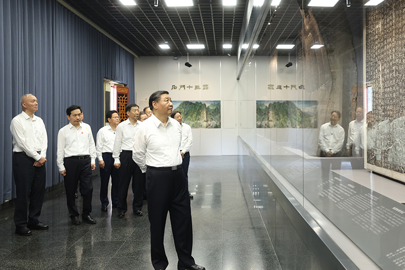 7月29日，中共中央總書記、國家主席、中央軍委主席習(xí)近平在四川考察結(jié)束返京途中，來到陜西省漢中市考察。這是習(xí)近平參觀漢中市博物館有關(guān)歷史文物展陳。