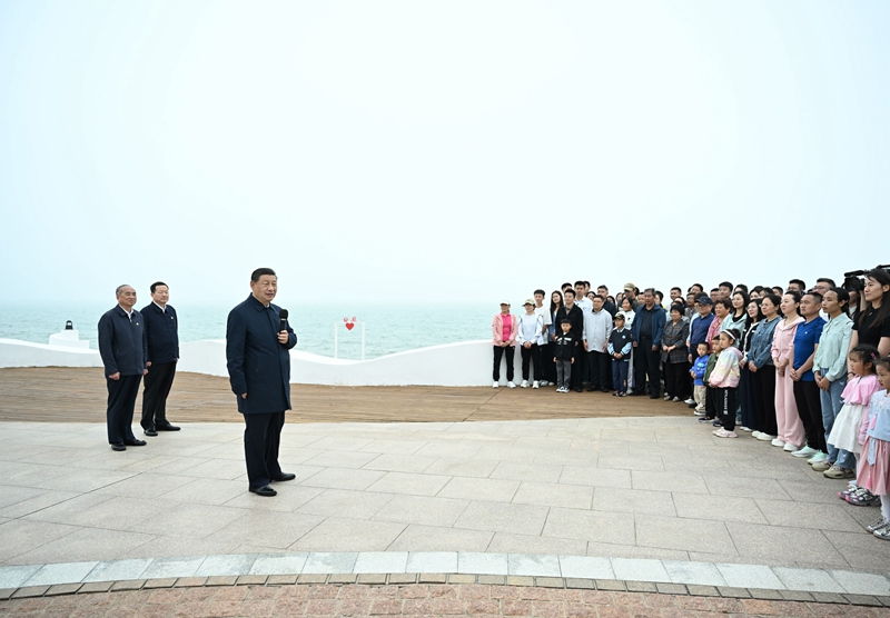 5月22日至24日，中共中央總書記、國家主席、中央軍委主席習(xí)近平在山東考察。這是22日下午，習(xí)近平在日照市陽光海岸綠道同市民和游客親切交流。